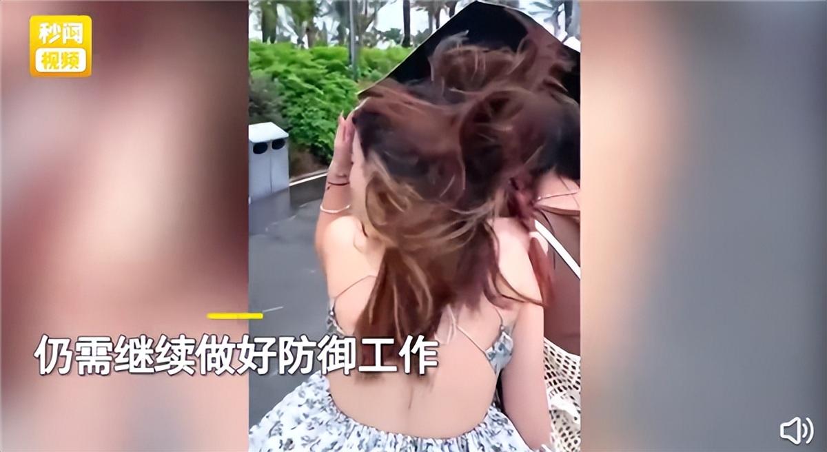 台风木兰登陆 女子被吹成“赛亚人”